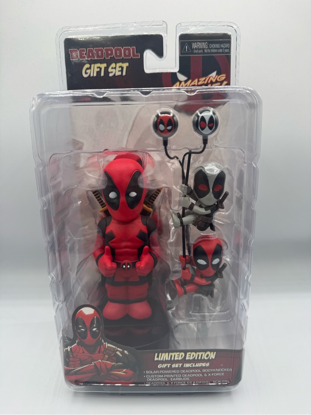 NECA 3D Marvel Deadpool Limited Vinyl Action Figure Set with Earbuds Brand New